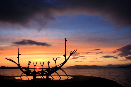 Hình ảnh tác phẩm điêu khắc tàu Viking dưới nh nắng mặt trời lúc nửa đêm trên đường chân trời.